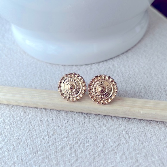 Gold circle stud earrings - Picture 3 of 4